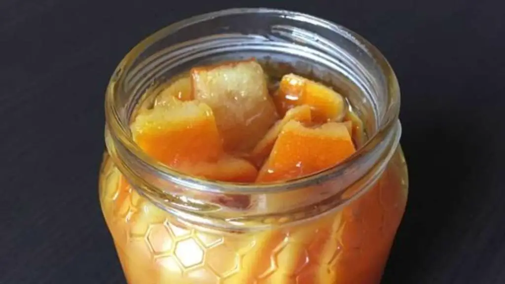 Poner sal y pieles de naranja en un tarro: el resultado es increíble