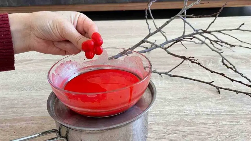 Una vela y una rama del árbol: en unos segundos se crea algo único