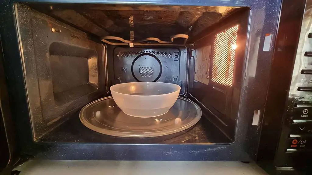 Cómo tener un microondas impecable sin frotar ni mover un solo dedo