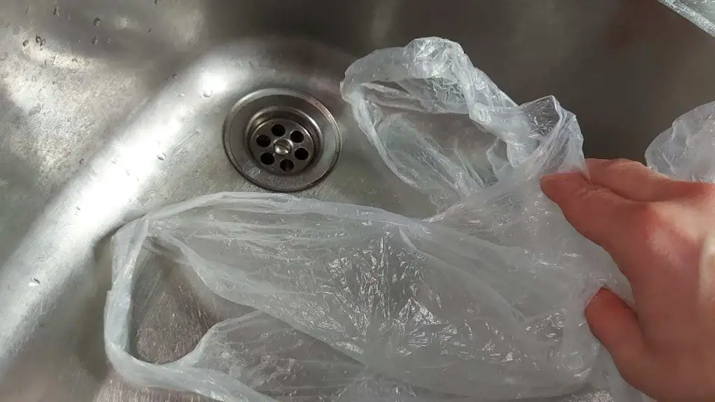 Tira 1 bolsa de plástico por el desagüe del fregadero: porque mucha gente lo hace