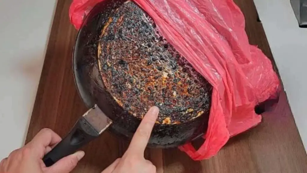 Cubra la sartén con una bolsa de plástico, ¿de qué sirve hacer esto?