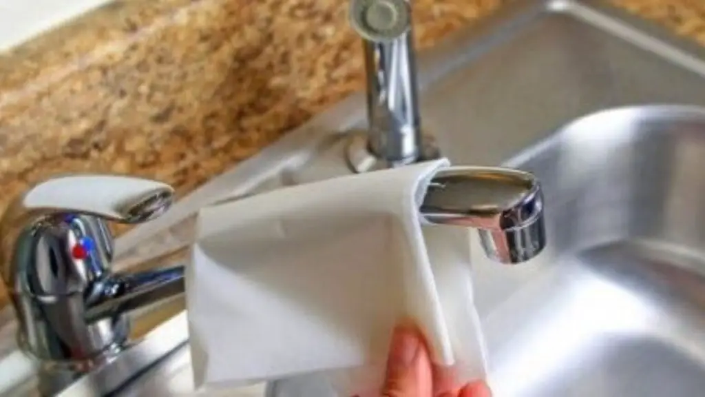 Descubre qué sucede cuando frotas una hoja de papel pergamino en el grifo de la cocina