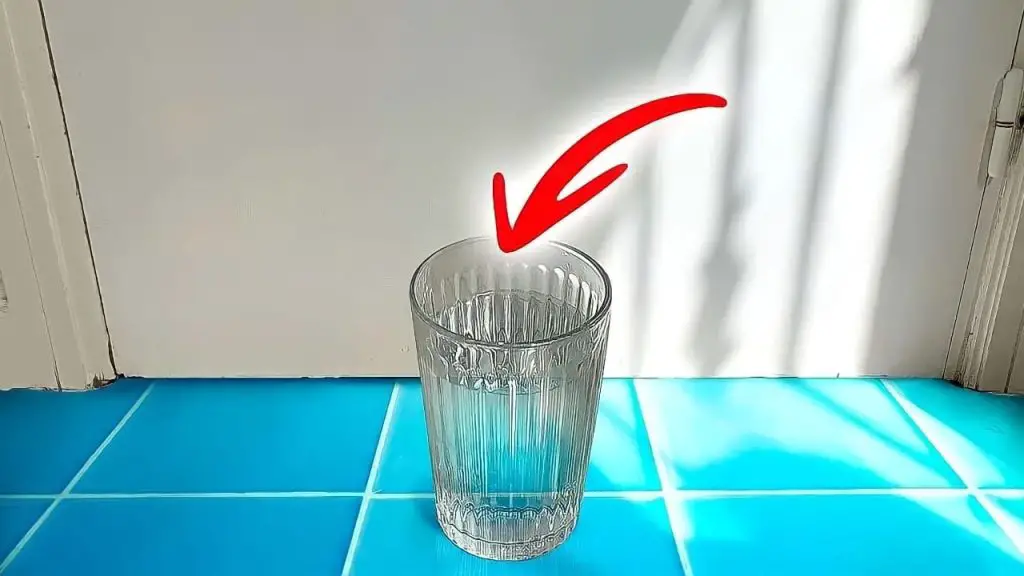 Pon 1 vaso de agua detrás de la puerta de tu casa, podría salvarte mientras duermes