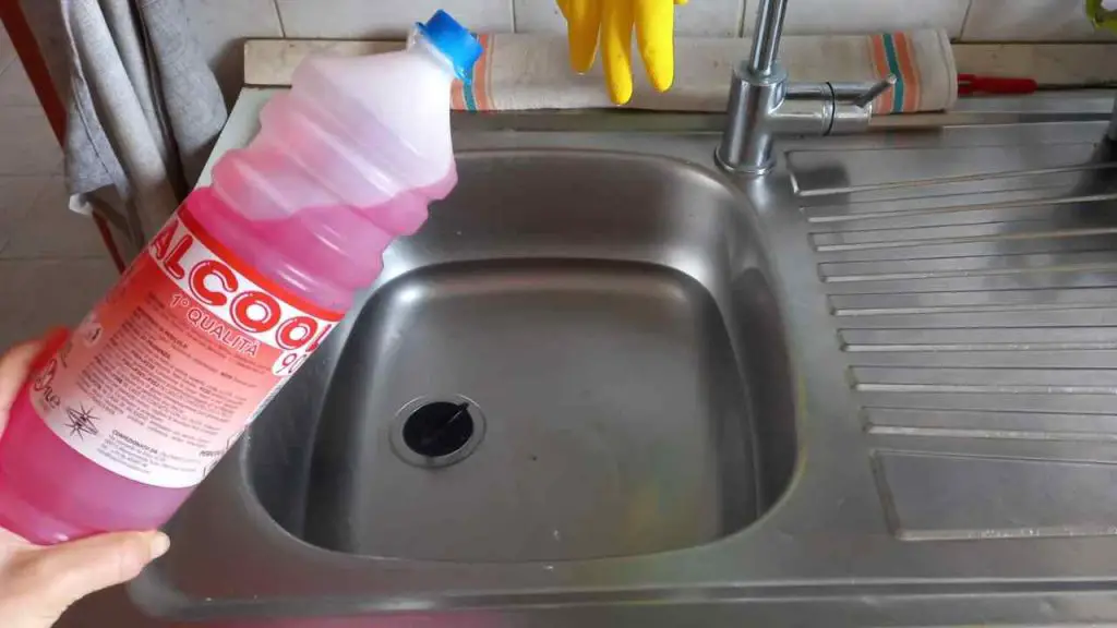 Mezcla alcohol con agua caliente, ahorra mucho: el secreto de nuestras abuelas