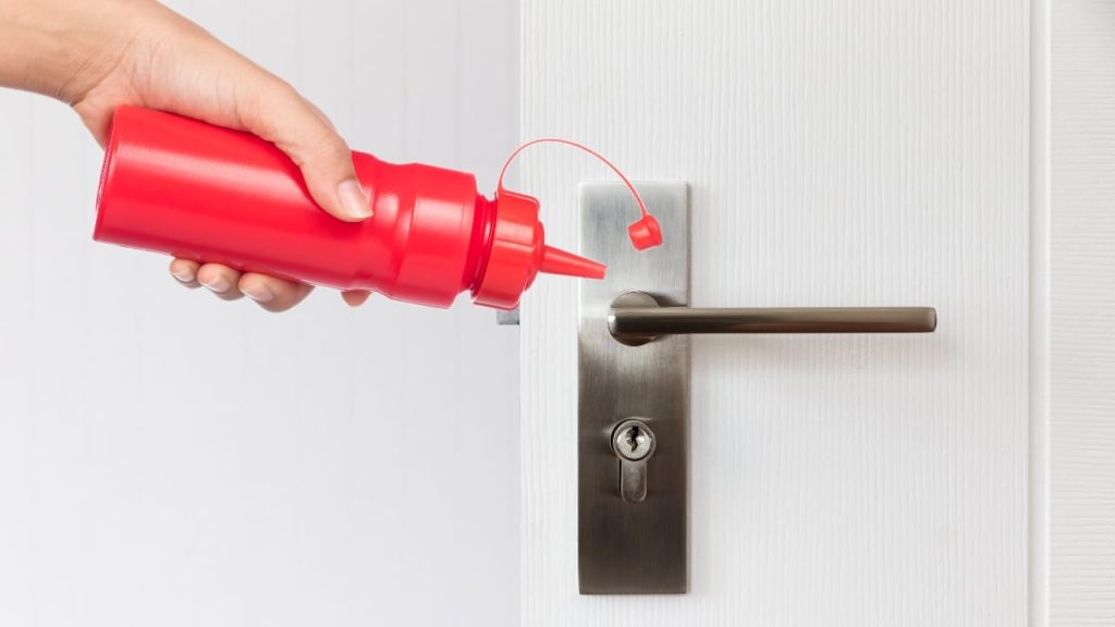 Es por eso que todos están poniendo ketchup en el pomo de la puerta.