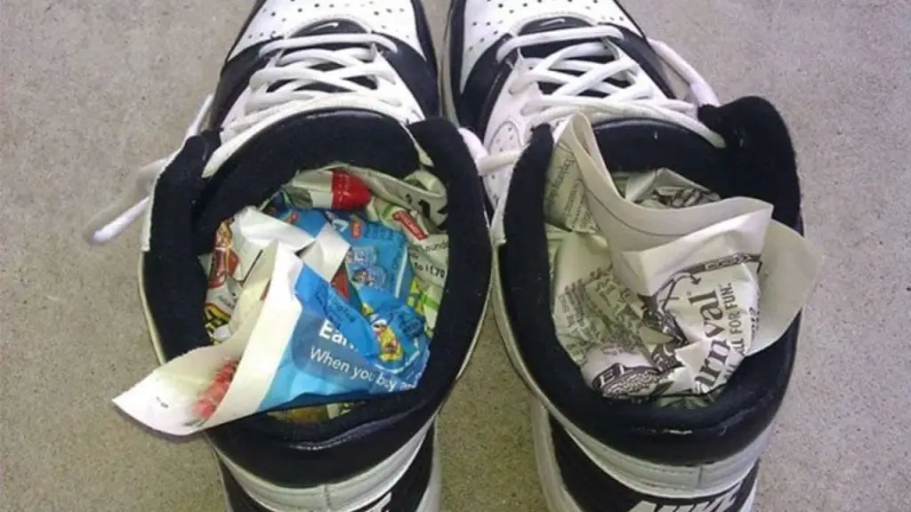 El truco de los zapateros, porque cada noche ponen 1 periódico de papel en los zapatos