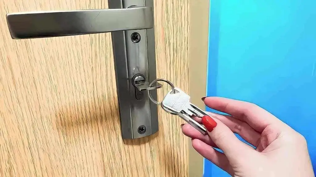 Por eso dejar las llaves pegadas a la puerta por la noche es un error muy grave