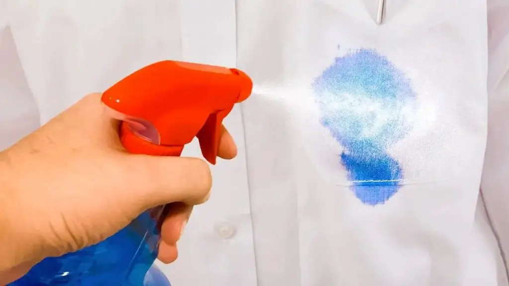 Este producto elimina incluso las manchas más indelebles de los tejidos: esto es lo que hay que utilizar