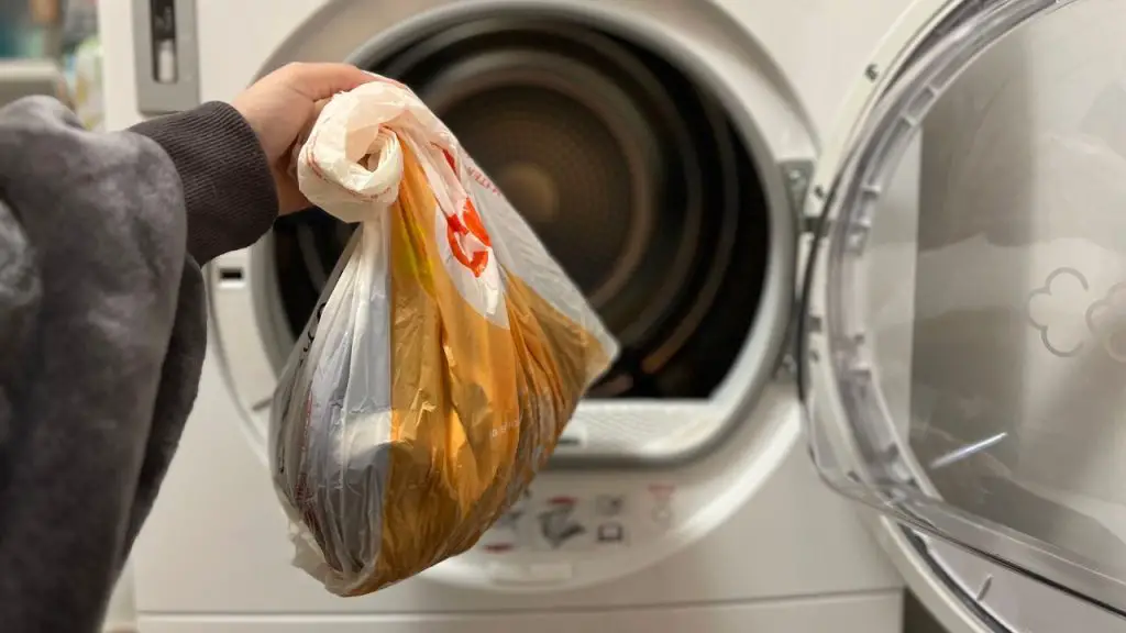 Lavadora, meter toda la ropa en una bolsa: el viejo truco de nuestras abuelas