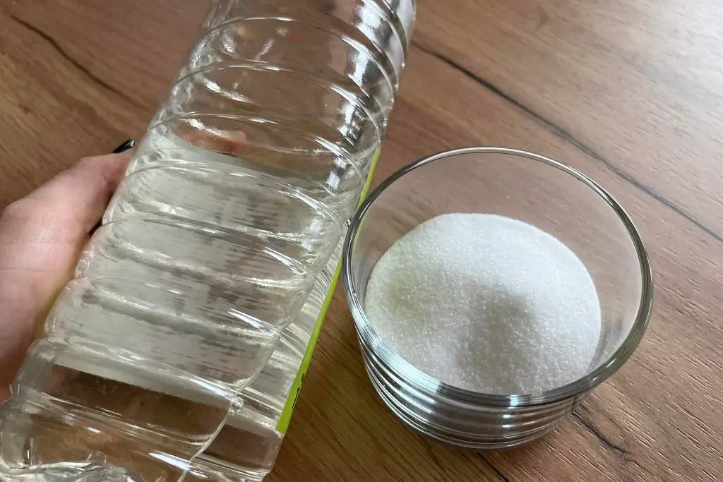 Combine vinegar with salt and solve one problem. The glow will immediately blind your guests