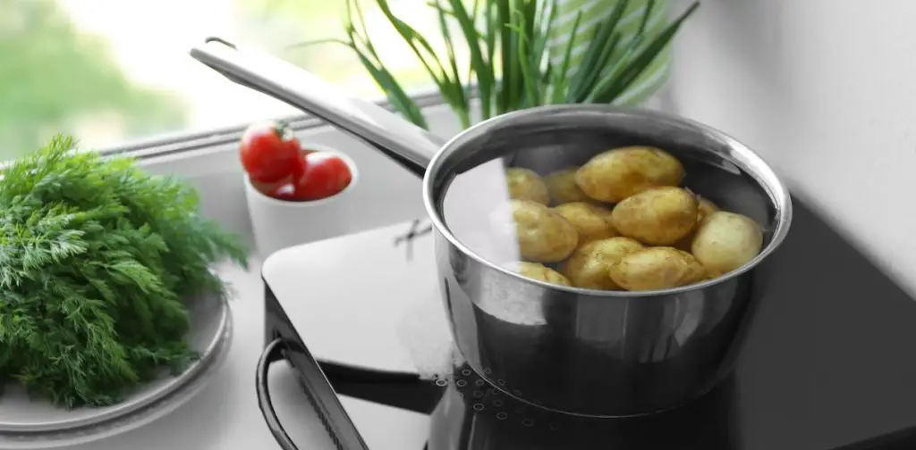 El Consejo de la abuela: ¡No tires el agua de cocción de las patatas! Descubre 5 formas de reutilizar esta agua para tu jardín