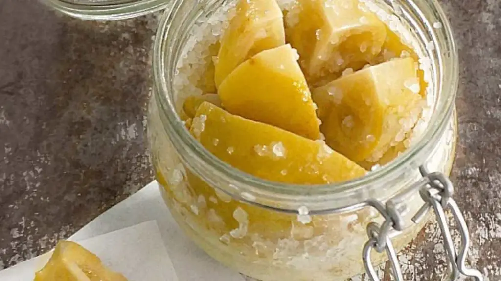 Lemons, why you should dip them in salt: the old grandmother’s trick