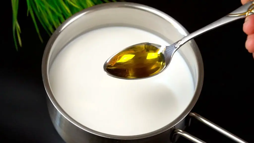 Pour olive oil into milk : don’t buy it in stores anymore. Easy and quick