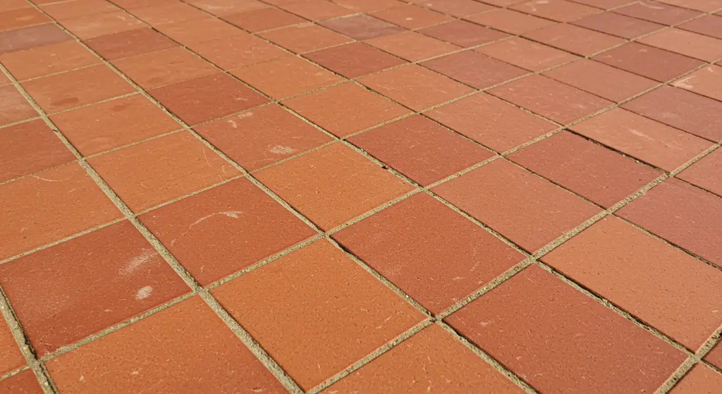 Red stoneware balcony flooring: what to do to make it shine again