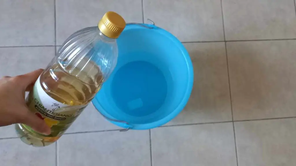 Vierta un poco de vinagre en el balde de agua, porque las caseras siempre hacen eso.