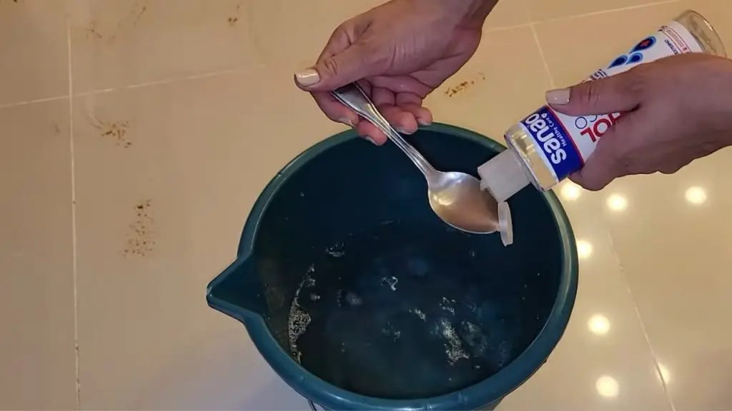 With a few drops you remove all dirt stains from the floor: it leaves it shiny