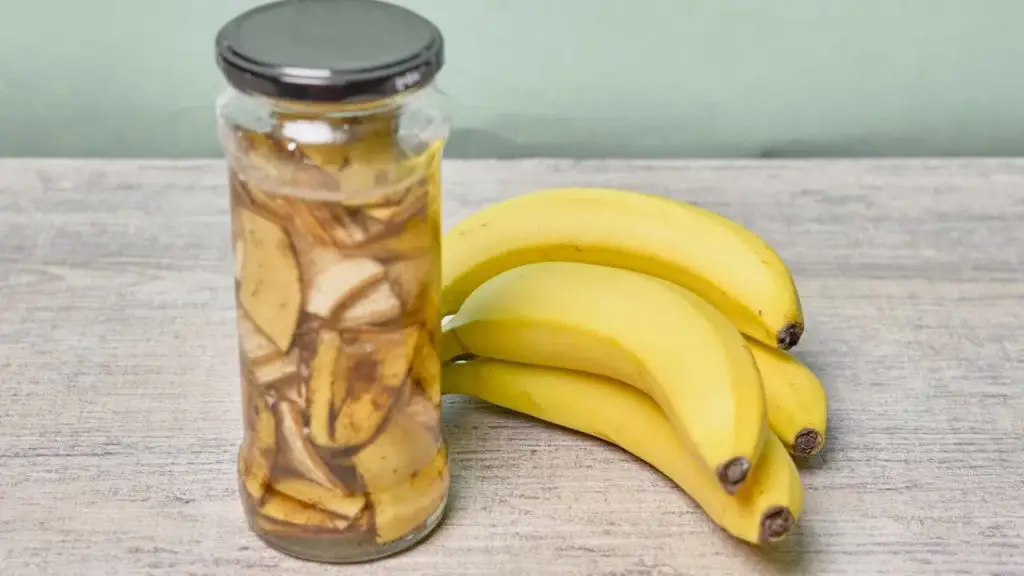 Banana peels, don’t throw them away: soak them in vinegar and you’ll see the results