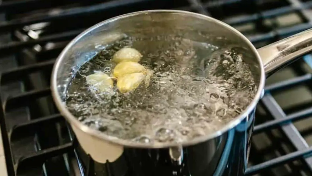 Boil 5 cloves of garlic in a pan: this solves a well-known problem