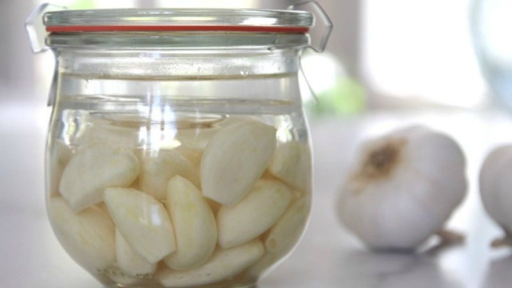 Soak 5 cloves of garlic in a jar full of water: because many people do it